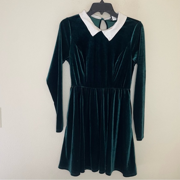 Hot Topic Green Velvet Collared Long-Sleeve Dress - Picture 4 of 8